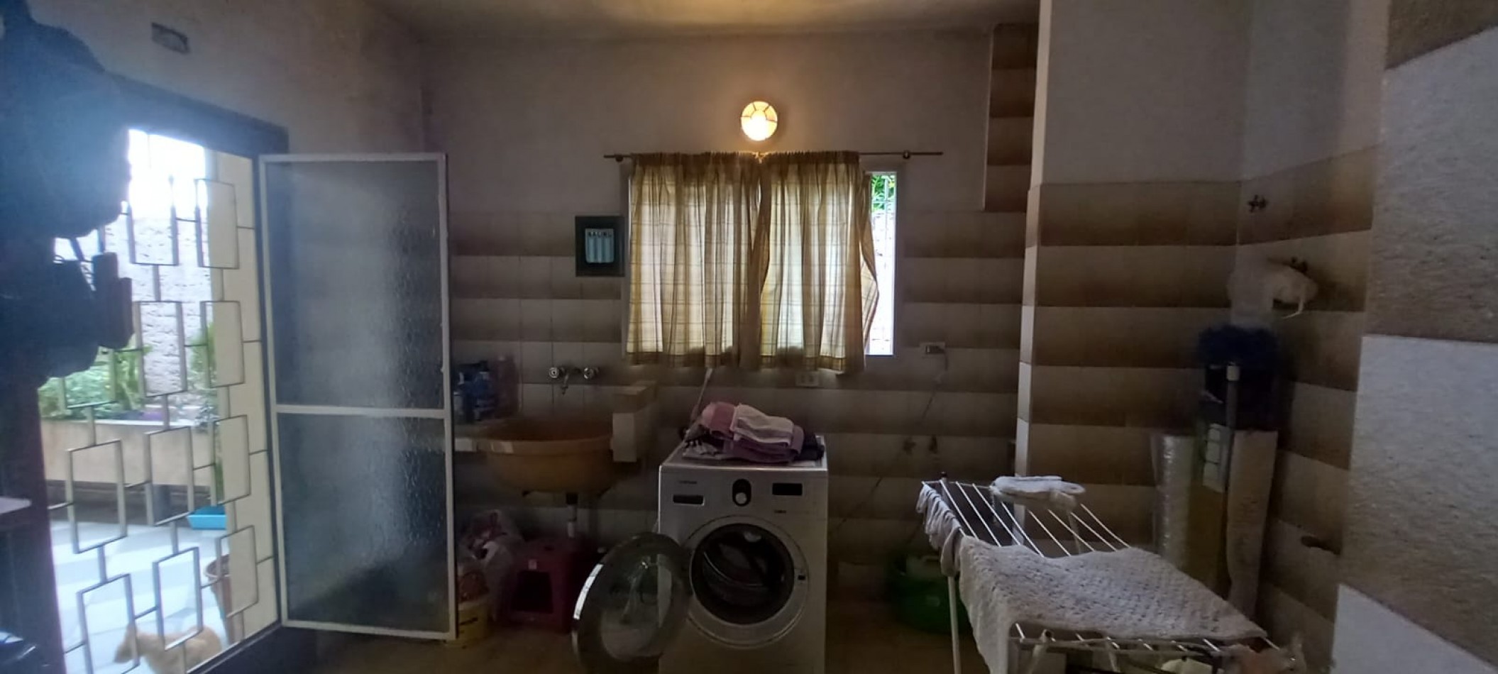 VENTA DE CASA 4 AM CON GARAJE Y PATIO. SOBRE TERRENO DE 320M2. LISTA PARA HABITAR. 