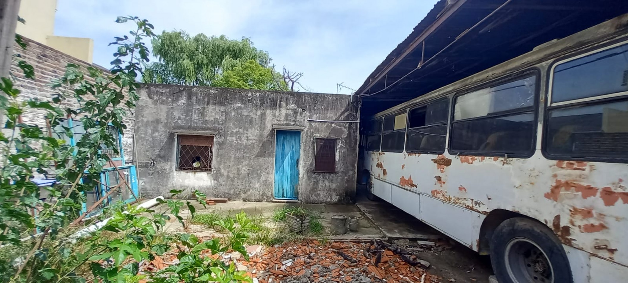 VENTA DE LOTE CON CASA 3 AM A REFACCIONAR