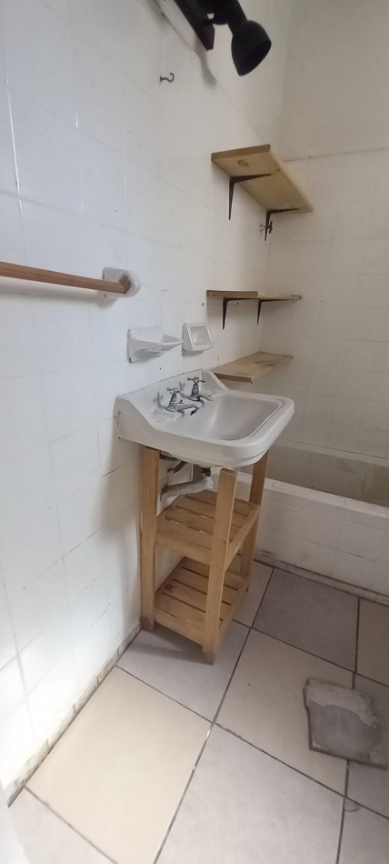 ALQUILER DE CASA 3 AM CON GARAJE Y PATIO. SE PUEDE ADAPTAR A GALPON.