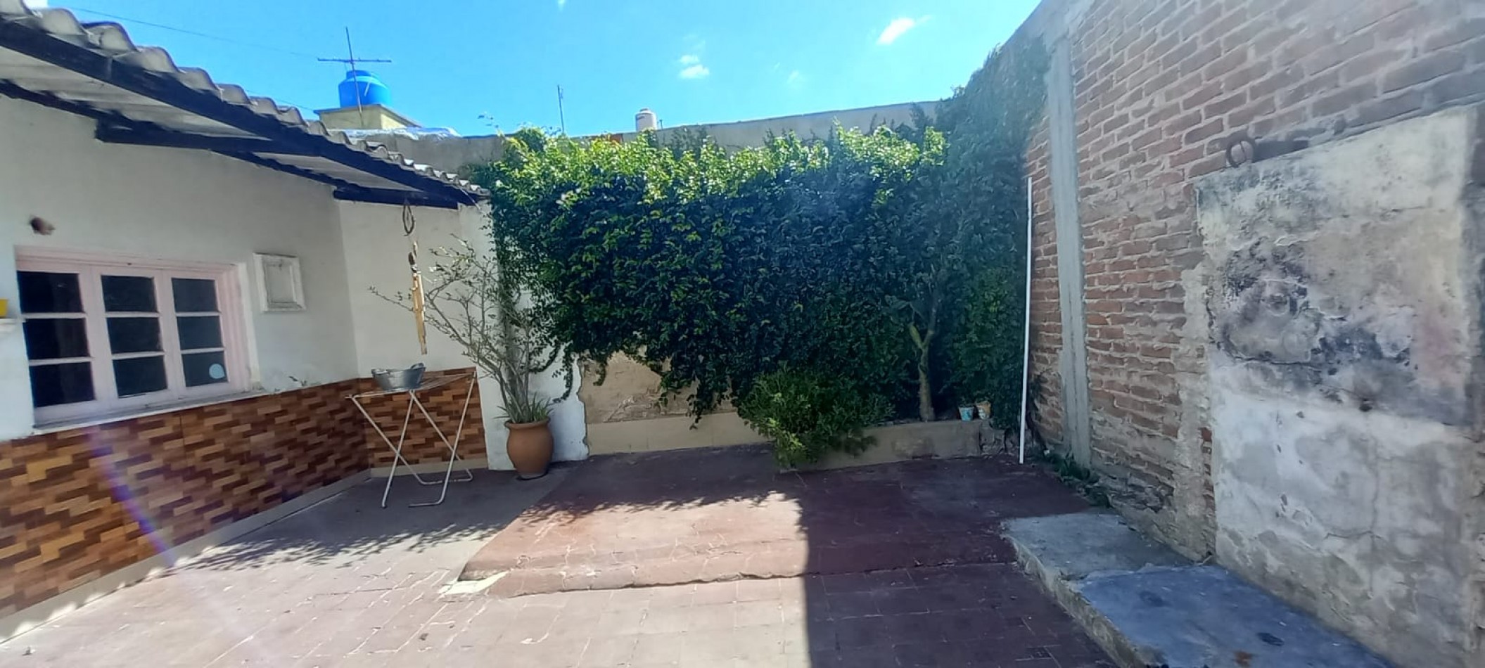 ALQUILER DE CASA 3 AM CON GARAJE Y PATIO. SE PUEDE ADAPTAR A GALPON.