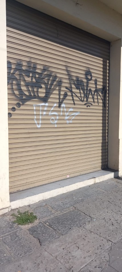 ALQUILER DE LOCAL COMERCIAL SOBRE IMPORTANTE AVENIDA COMERCIAL.