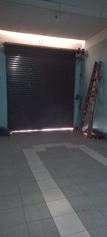 ALQUILER DE LOCAL COMERCIAL SOBRE IMPORTANTE AVENIDA COMERCIAL.