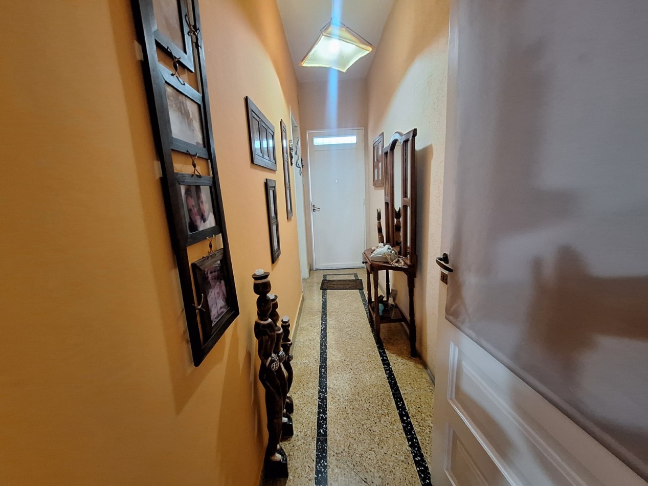 VENTA DE CASA 3 AMBIENTES CON 3 DORMITORIOS, 2 BAÑOS, JARDIN CON PARRILLA, PILETA CLIMATIZADA Y GARAGE CUBIERTO