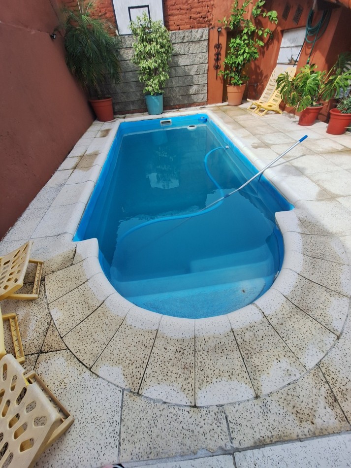 VENTA DE CASA 3 AMBIENTES CON 3 DORMITORIOS, 2 BAÑOS, JARDIN CON PARRILLA, PILETA CLIMATIZADA Y GARAGE CUBIERTO