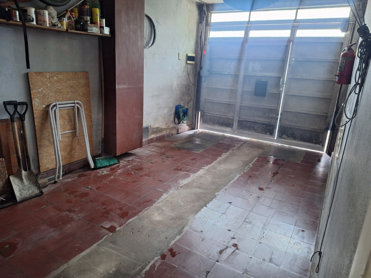 VENTA DE CASA 3 AMBIENTES CON 3 DORMITORIOS, 2 BAÑOS, JARDIN CON PARRILLA, PILETA CLIMATIZADA Y GARAGE CUBIERTO