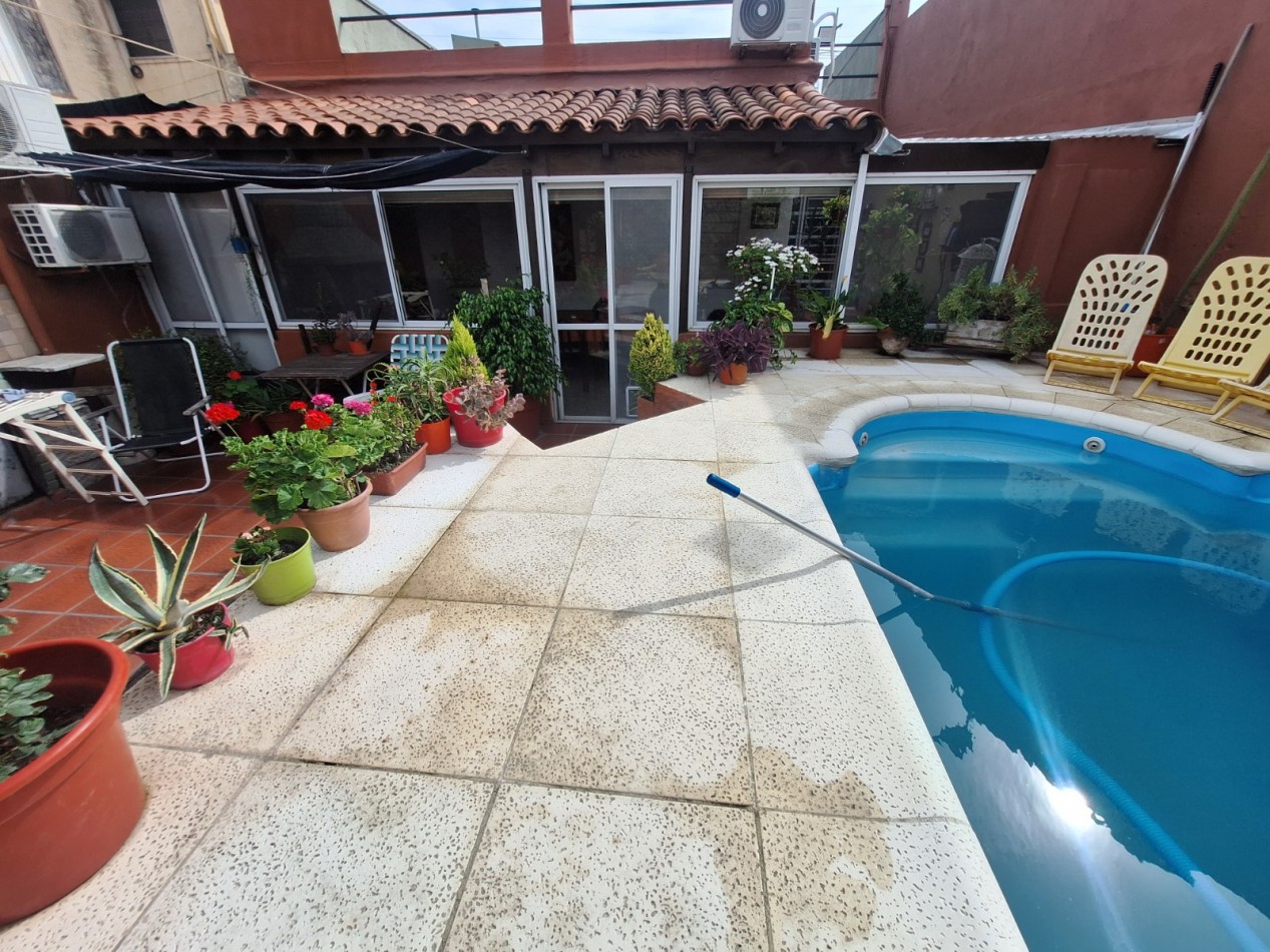 VENTA DE CASA 3 AMBIENTES CON 3 DORMITORIOS, 2 BAÑOS, JARDIN CON PARRILLA, PILETA CLIMATIZADA Y GARAGE CUBIERTO