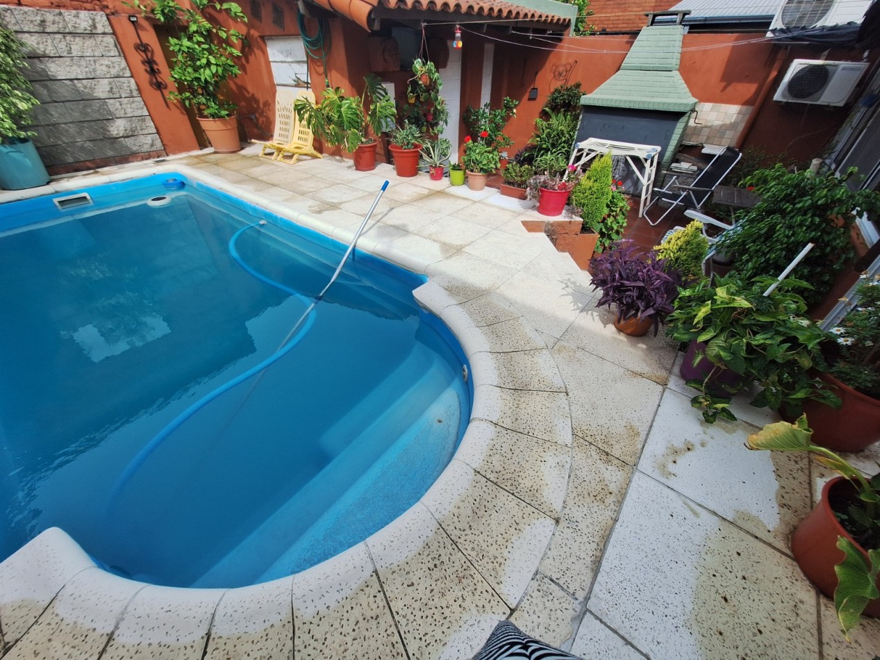 VENTA DE CASA 3 AMBIENTES CON 3 DORMITORIOS, 2 BAÑOS, JARDIN CON PARRILLA, PILETA CLIMATIZADA Y GARAGE CUBIERTO