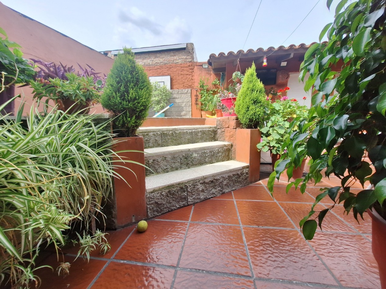 VENTA DE CASA 3 AMBIENTES CON 3 DORMITORIOS, 2 BAÑOS, JARDIN CON PARRILLA, PILETA CLIMATIZADA Y GARAGE CUBIERTO
