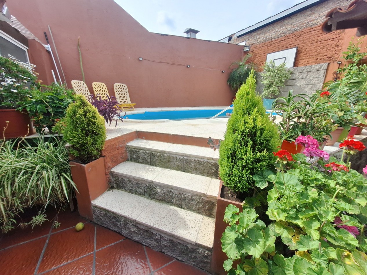 VENTA DE CASA 3 AMBIENTES CON 3 DORMITORIOS, 2 BAÑOS, JARDIN CON PARRILLA, PILETA CLIMATIZADA Y GARAGE CUBIERTO