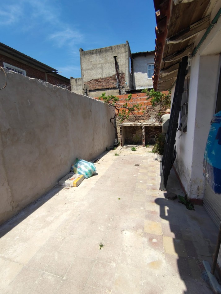 ALQUILER DE CASA 3 AMBIENTES CON JARDIN FRONTAL, PATIO Y ENTRADA DE AUTO