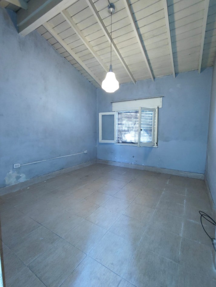 ALQUILER DE CASA 3 AMBIENTES CON JARDIN FRONTAL, PATIO Y ENTRADA DE AUTO