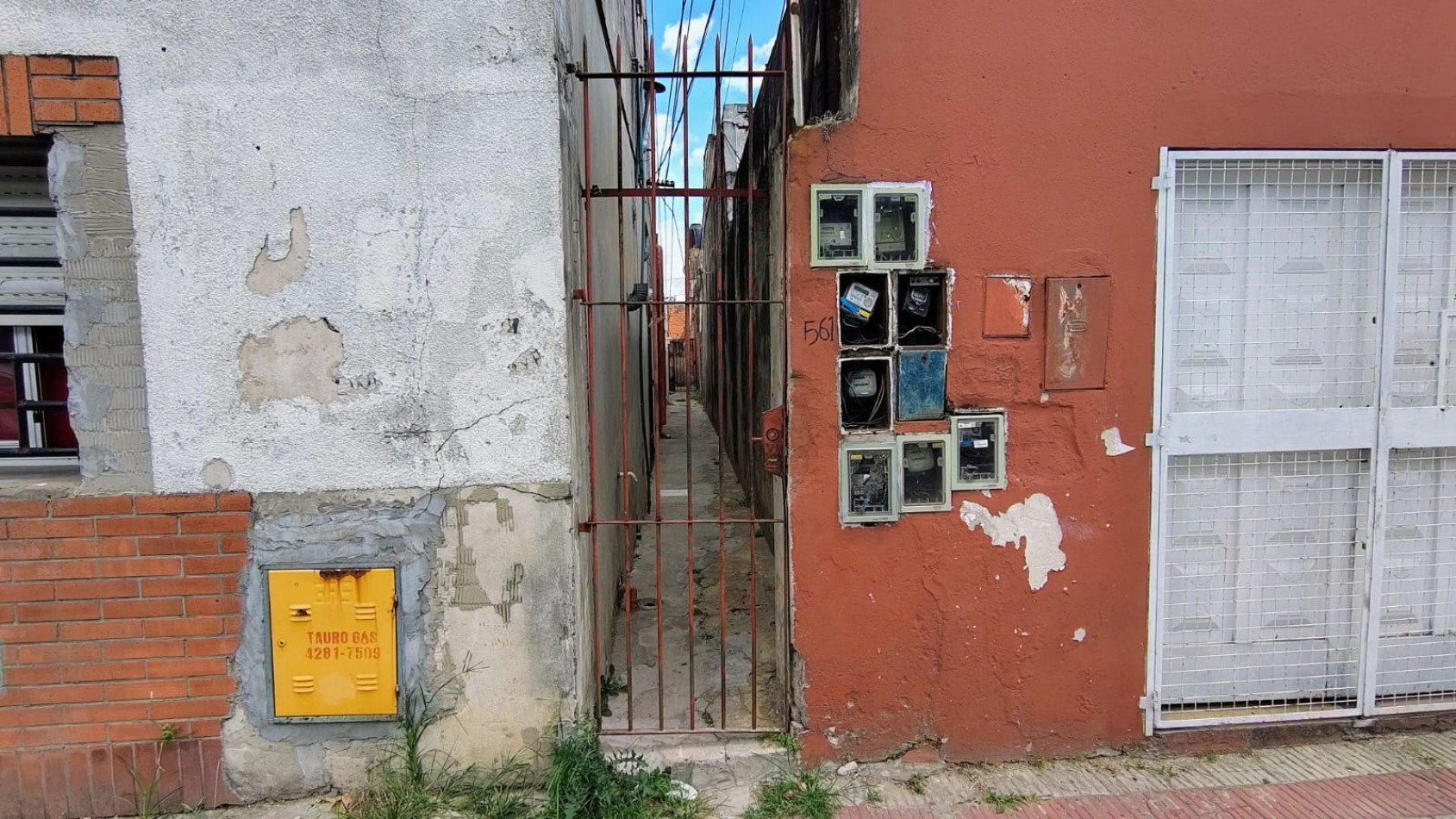 VENTA DE TERRENO CON 2 PH 3 Y 2 AMBIENTES A RECICLAR