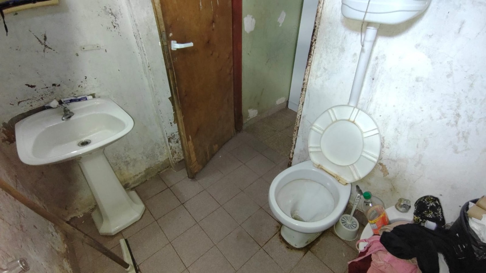 VENTA DE TERRENO CON 2 PH 3 Y 2 AMBIENTES A RECICLAR