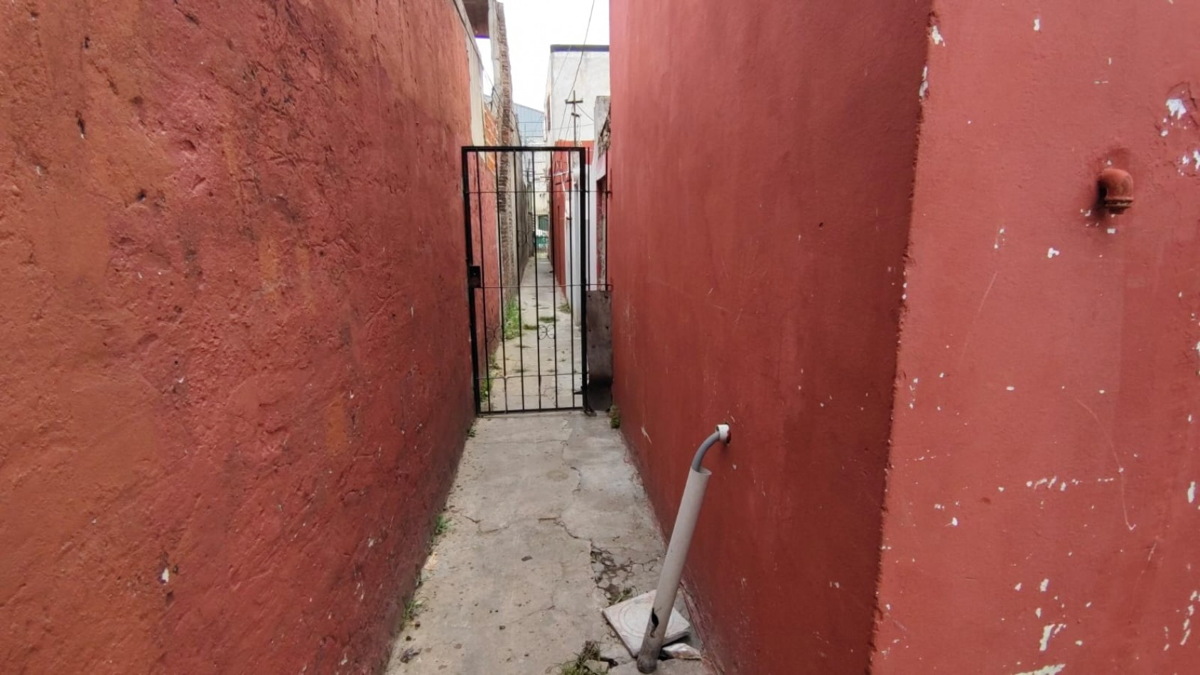 VENTA DE TERRENO CON 2 PH 3 Y 2 AMBIENTES A RECICLAR