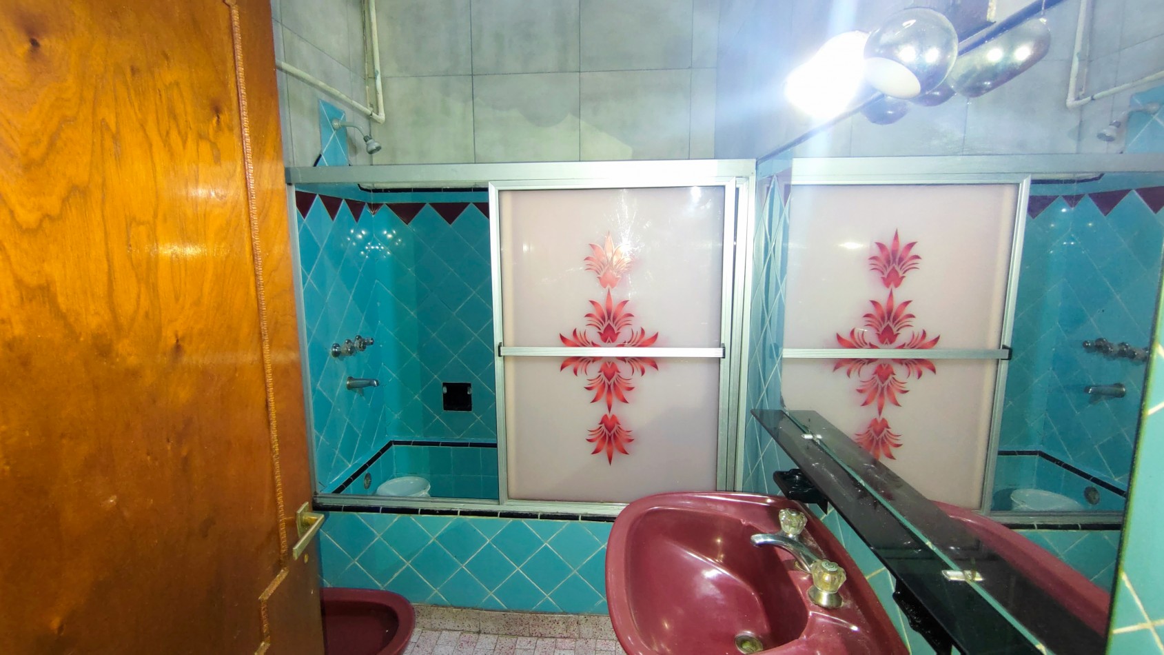 VENTA DE CASA EN ESQUINA CON TERRAZA, PATIO Y GARAJE + DTO 2 AM A TERMINAR