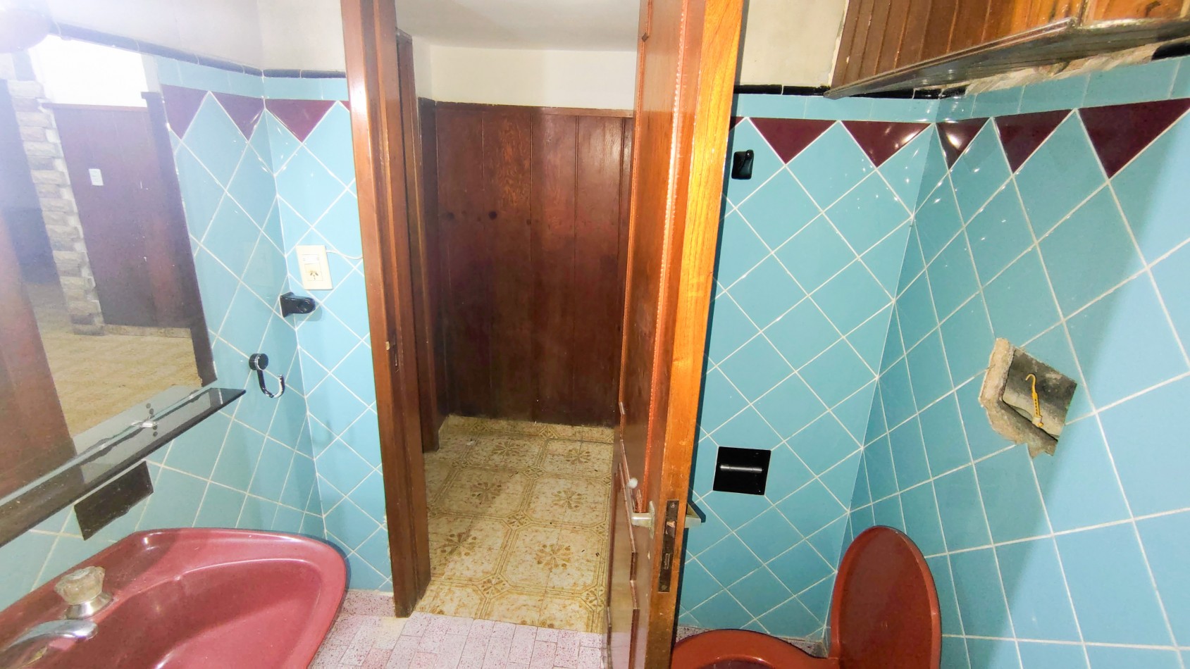 VENTA DE CASA EN ESQUINA CON TERRAZA, PATIO Y GARAJE + DTO 2 AM A TERMINAR