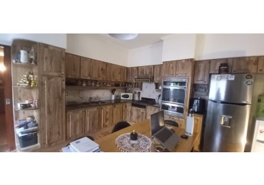 VENTA DE CASA 4 AM CON GARAJE Y PATIO. SOBRE TERRENO DE 320M2. LISTA PARA HABITAR. 