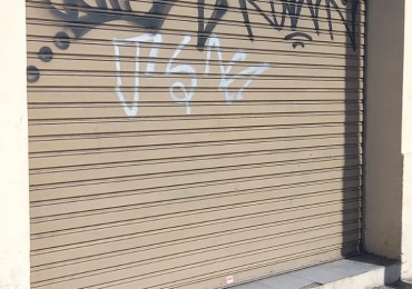 ALQUILER DE LOCAL COMERCIAL SOBRE IMPORTANTE AVENIDA COMERCIAL.